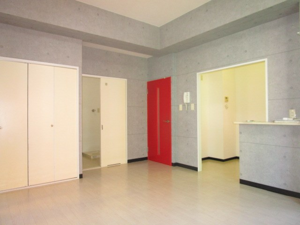 コンクリートの壁に赤いドアが映えるカッコいいデザイン！
