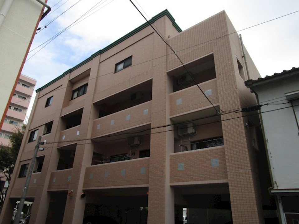 外観は普通のマンションという感じ。部屋との印象のギャップがありますね！