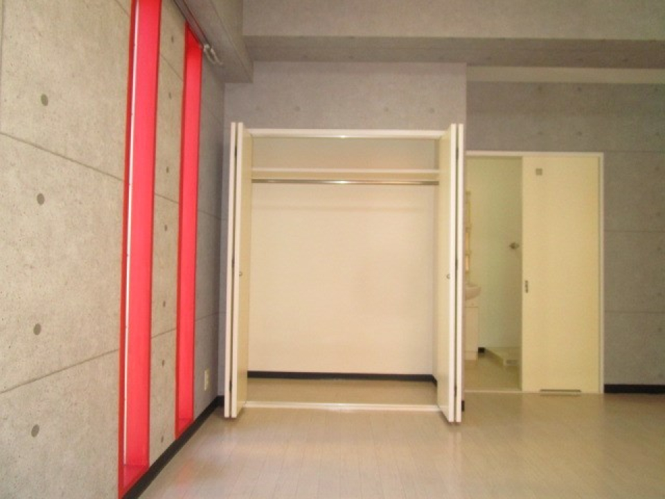 大きめのクローゼットも付いています。左側には赤い枠の小窓が。