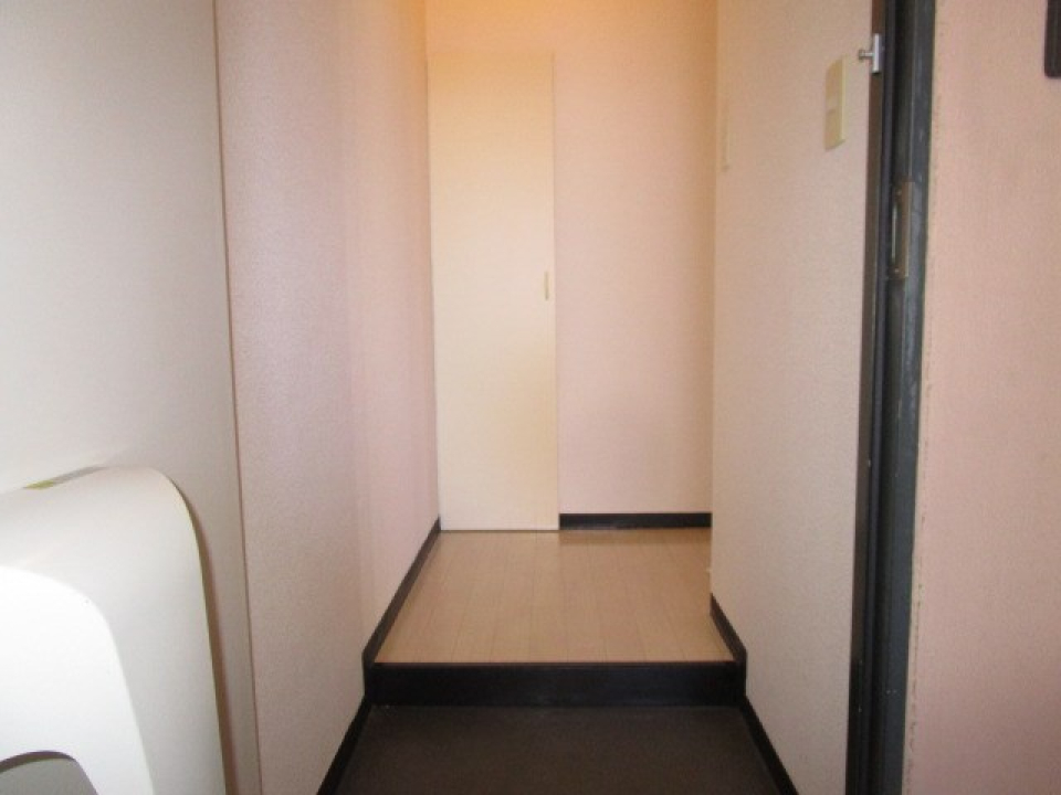 リビングとは違って白黒のシックな玄関。角を曲がって広がるリビングとのギャップも魅力。