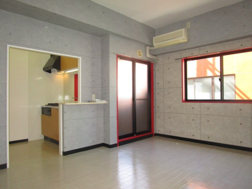 赤い窓枠がアクセント！奥の窓はベランダへ繋がっています。