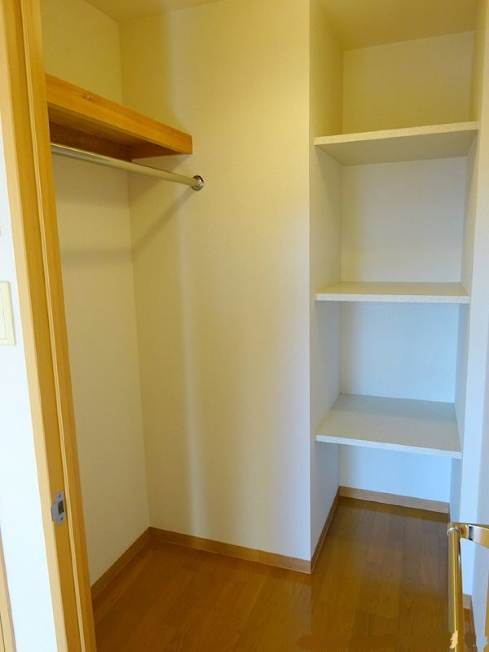 収納スペースばっちりのウォークインクローゼット