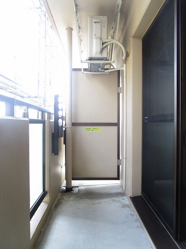 ベランダ。壁の部分は一部すりガラスになっています。