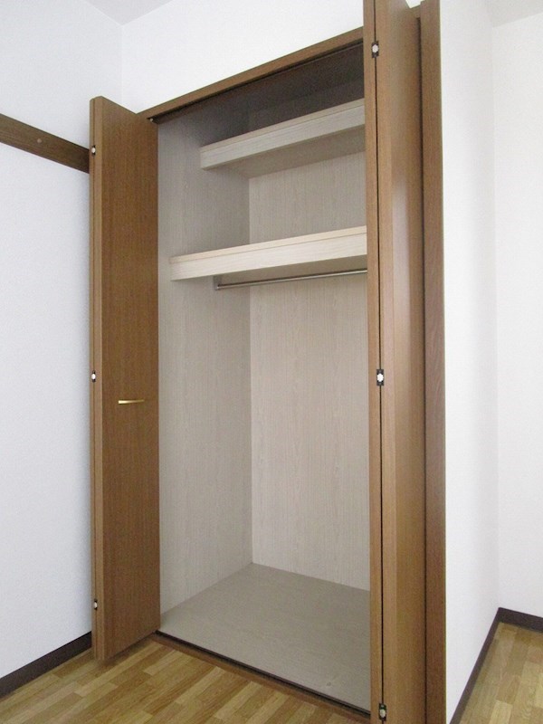 棚付きのクローゼット。服以外の物も収納できます！