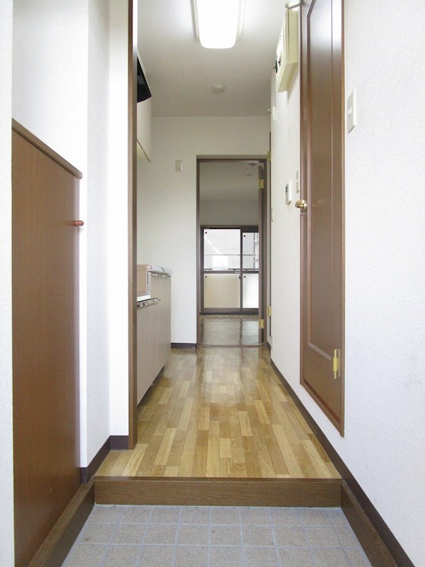 玄関先から無垢フローリングが続いています。