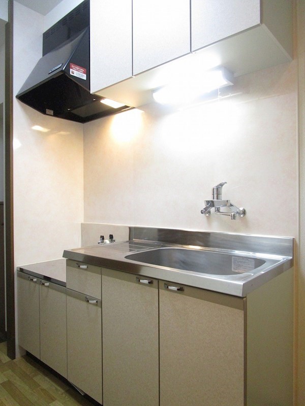 収納棚が豊富なキッチン。ライトもあるのでお料理がしやすい！