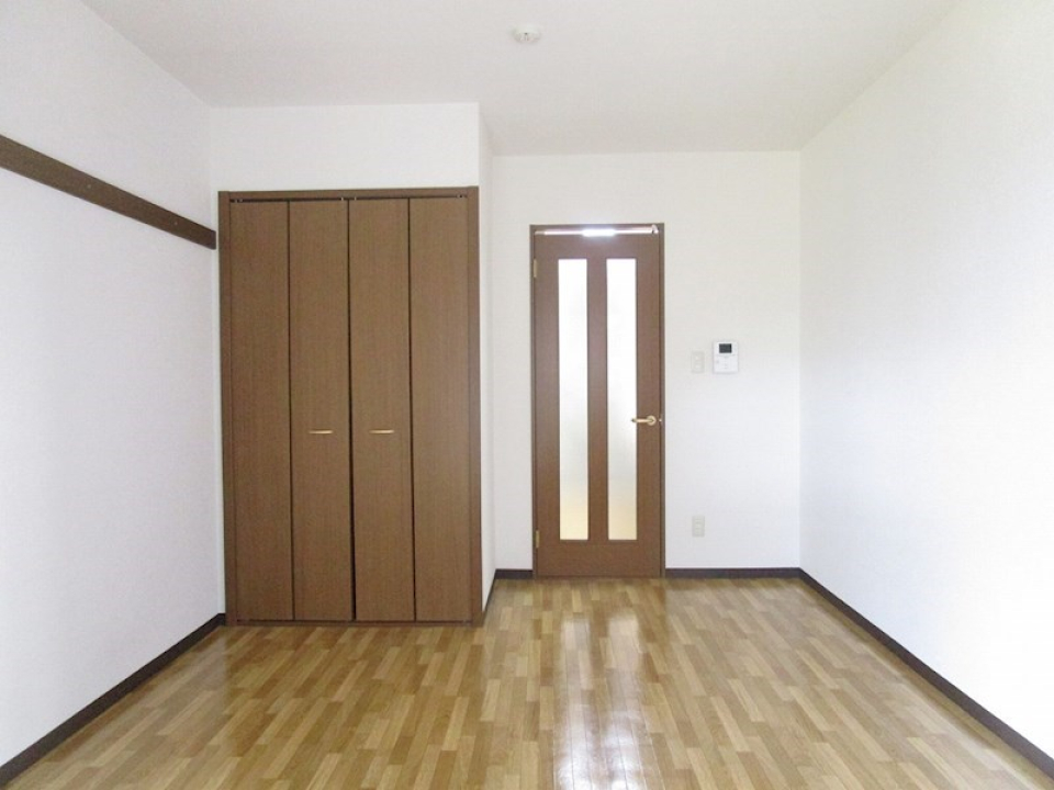 シンプルなワンルーム。無垢フローリングの床がかわいい！