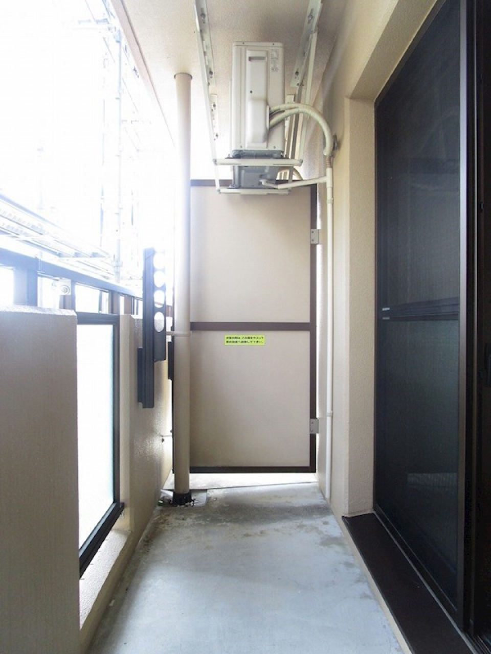 ベランダ。壁の部分は一部すりガラスになっています。