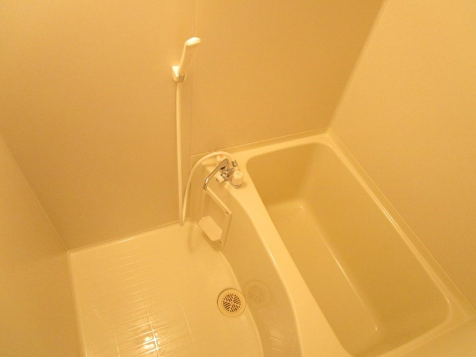 シンプルなお風呂。鏡が無いのが少し残念かも…