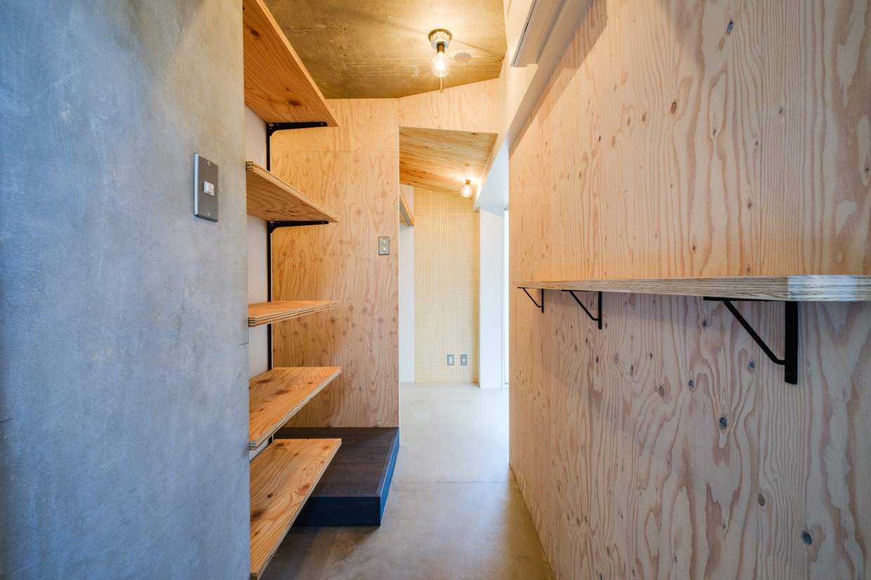 玄関からWICまで土間でひと続き。自分のお気に入りだけが詰まったセレクトショップ。