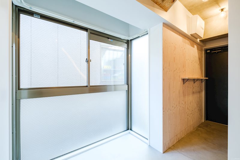 大きな窓に面しているので、洋服の日焼け防止カーテンが必要ですね。