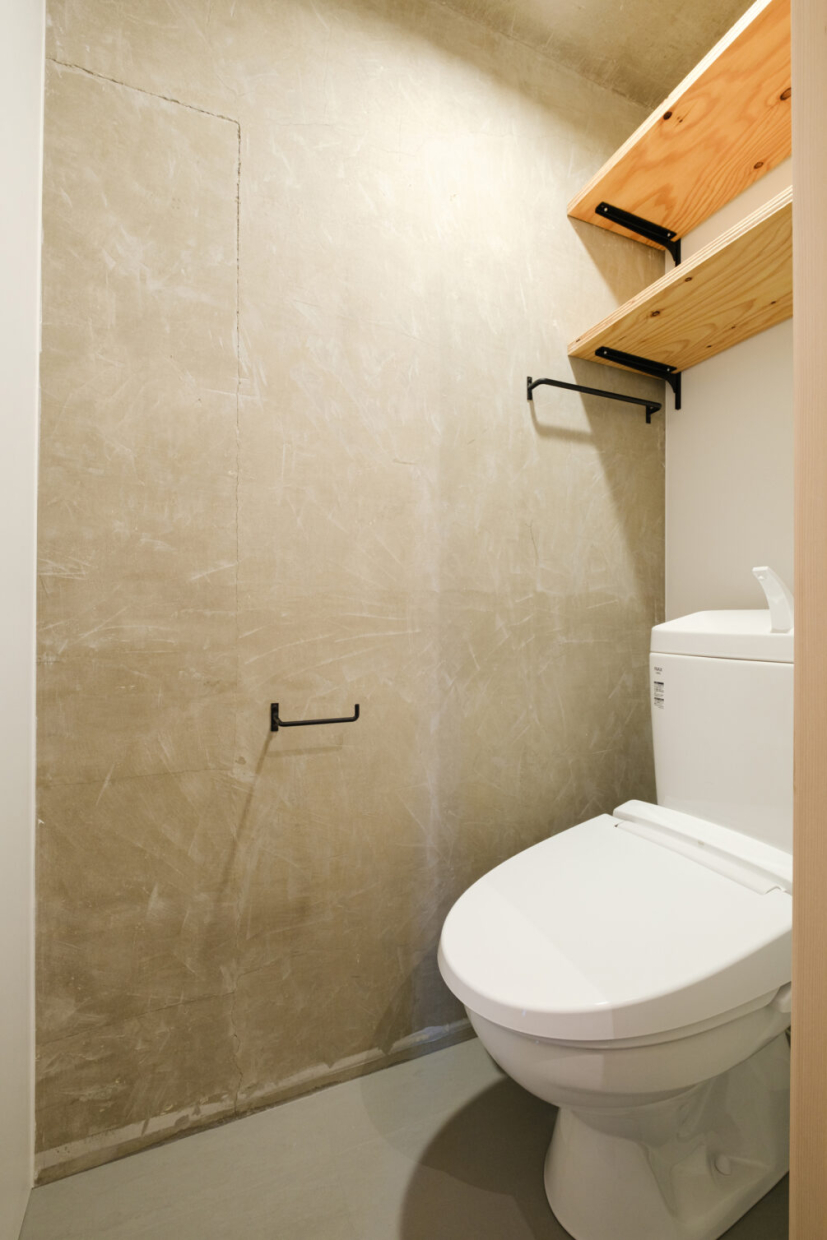 トイレの簡易棚にはトイレットペーパーをディスプレイしちゃう。