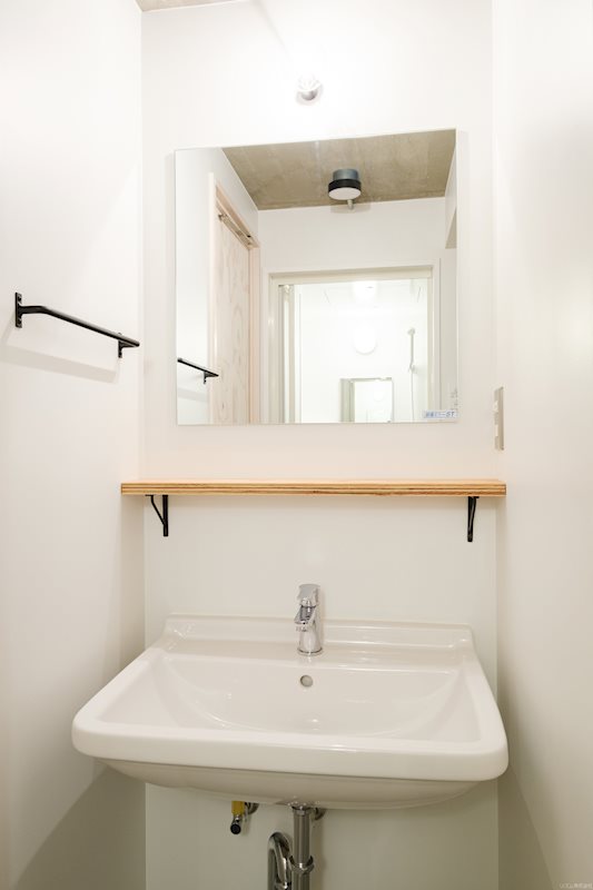 置くアイテムにもこだわりたくなる洗面所。