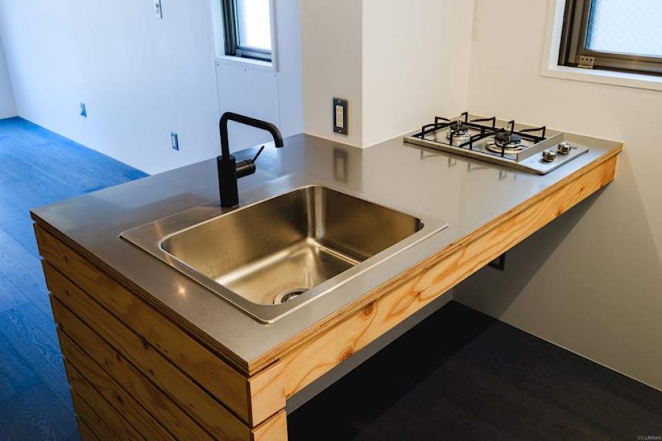 コンロと蛇口もこだわったスタイリッシュなキッチン。