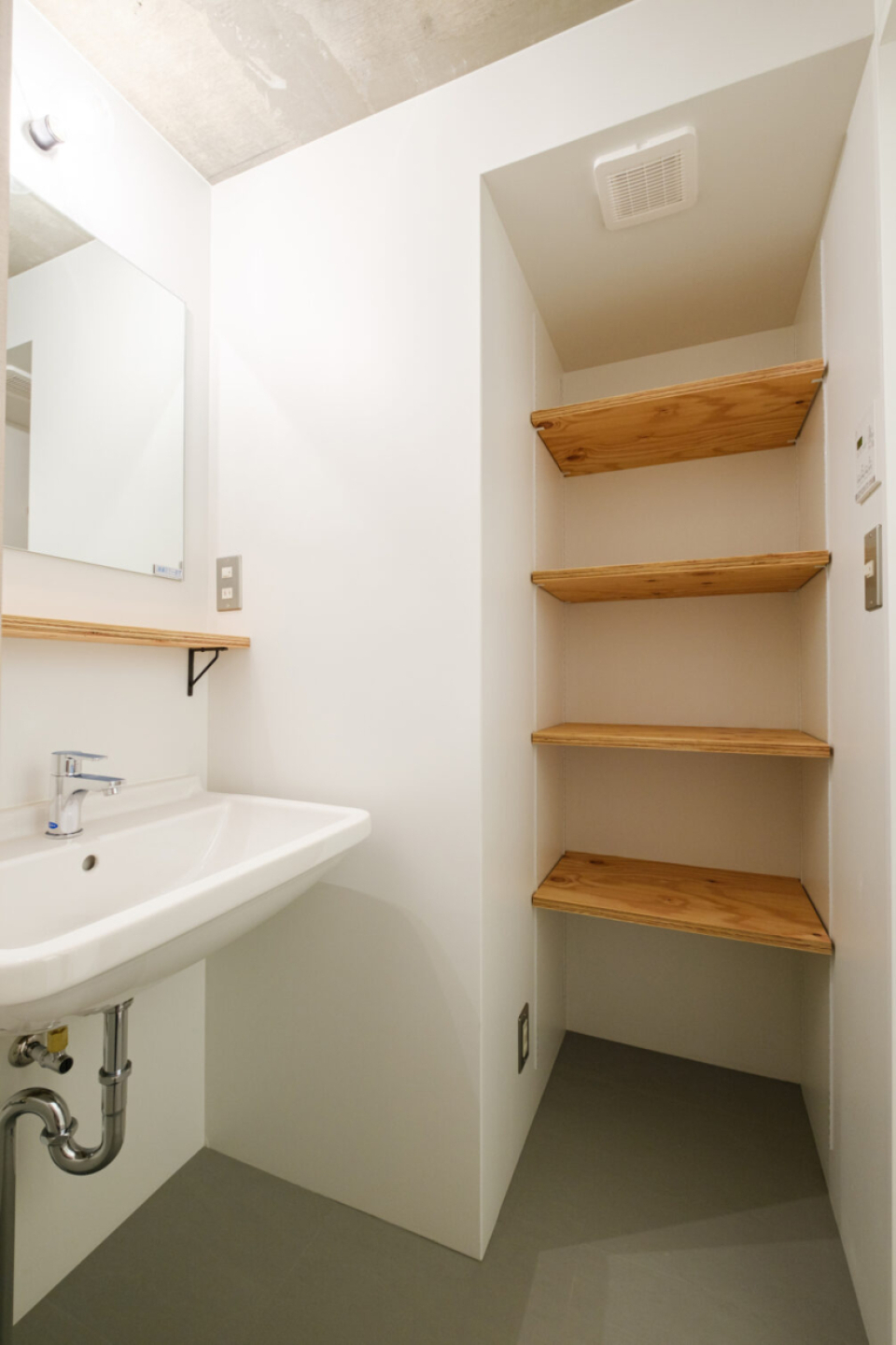 洗面所で使うタオルなどの備品はこの棚に。