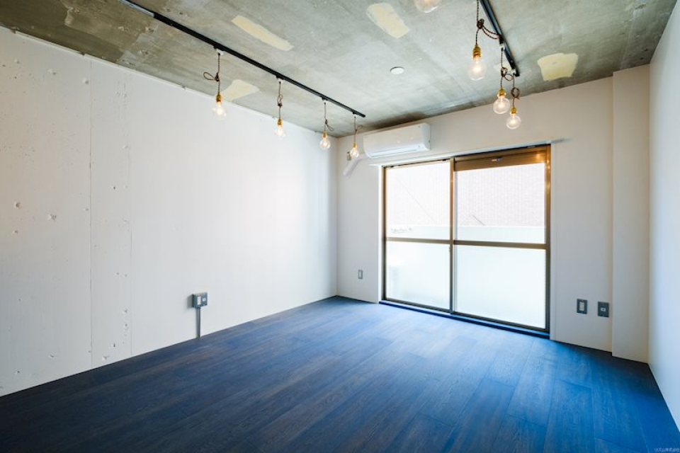 居室は10.4帖の広さで、インテリアも自由に楽しめる。