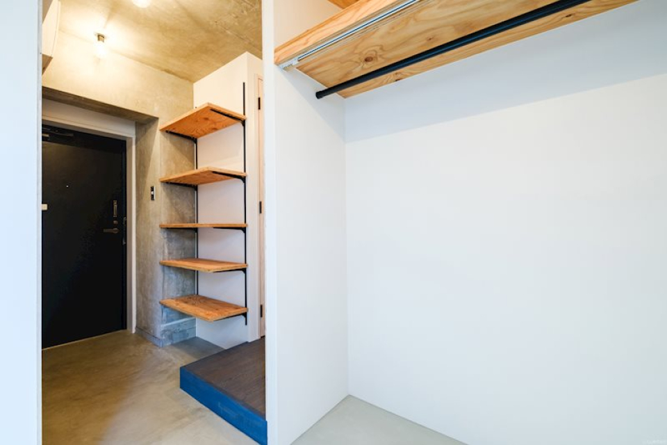 玄関に直通の空間なので、隠したい方はこちらにもカーテンを。