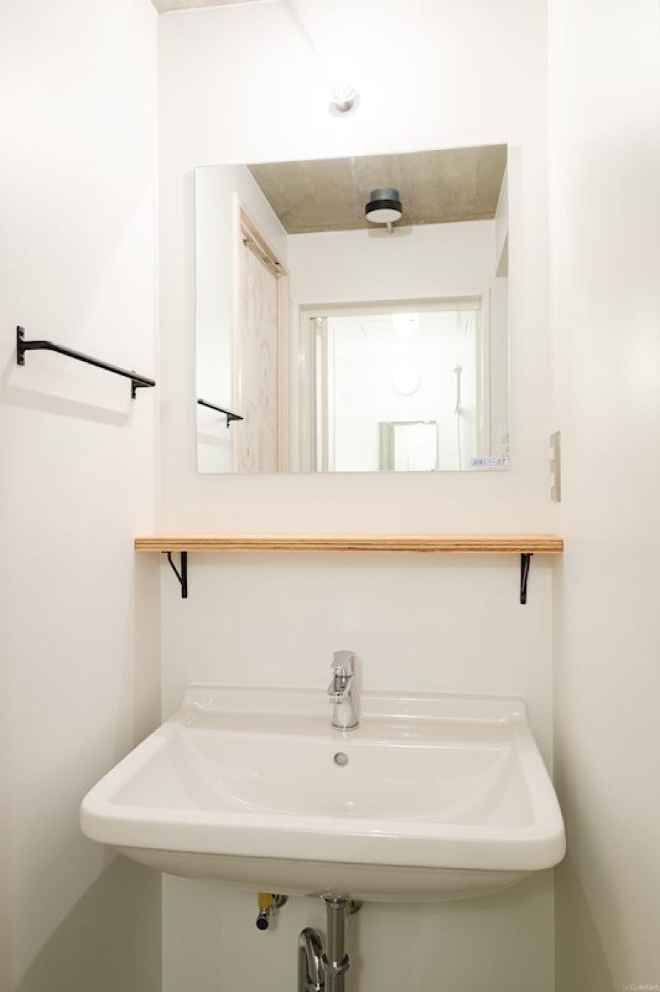 置くアイテムにもこだわりたくなる洗面所。