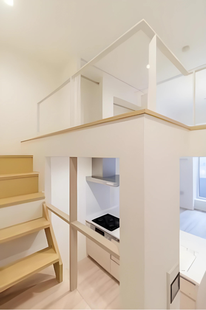 スケルトンの階段でロフトにたどり着けます。※写真は同タイプ住戸です。