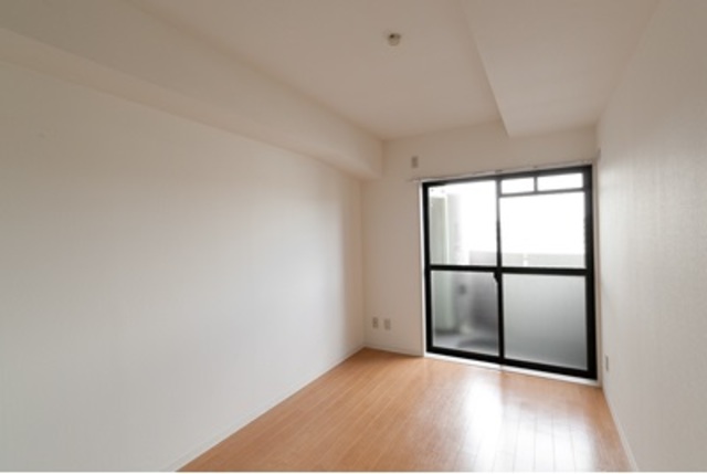 バルコニーへとつながる5.5帖の洋室、※写真は同タイプ住戸です。