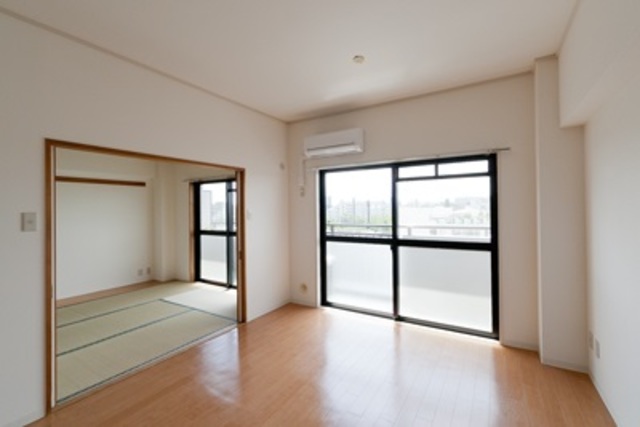 １１．２帖の洋室です。※写真は同タイプ住戸です。