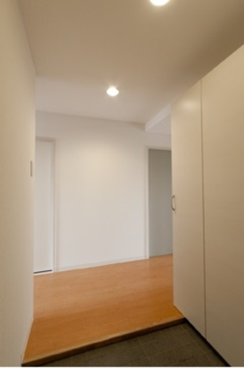 玄関の右手側にはシューズボックスが付いています。※写真は同タイプ住戸です。