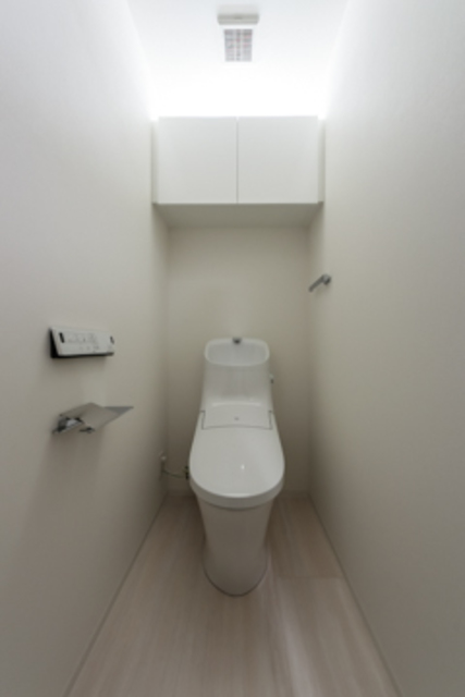 トイレです。嬉しい収納棚付きです。
※写真は同タイプ住戸です。