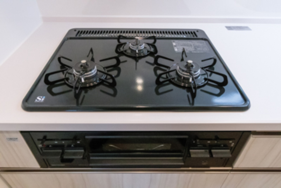 3口のガスコンロ付きです。
※写真は同タイプ住戸です。