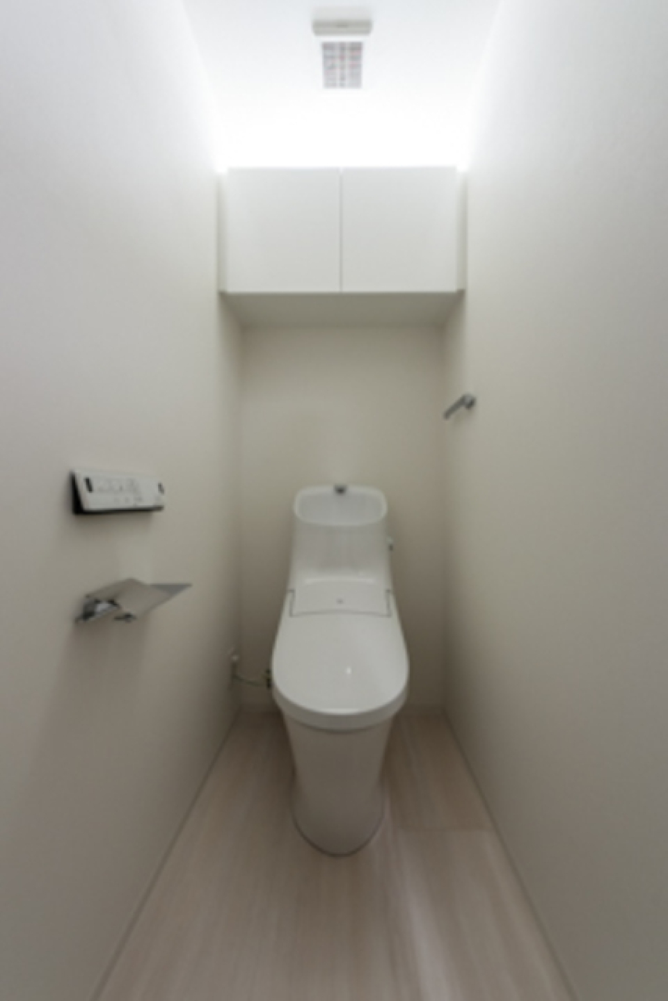 トイレです。嬉しい収納棚付きです。
※写真は同タイプ住戸です。