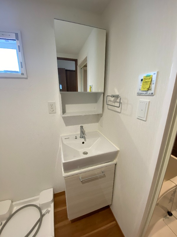 独立洗面台の横には洗濯機置場があります。