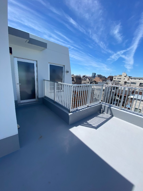 最上階なので、なんとこの広いバルコニーが貸切です！