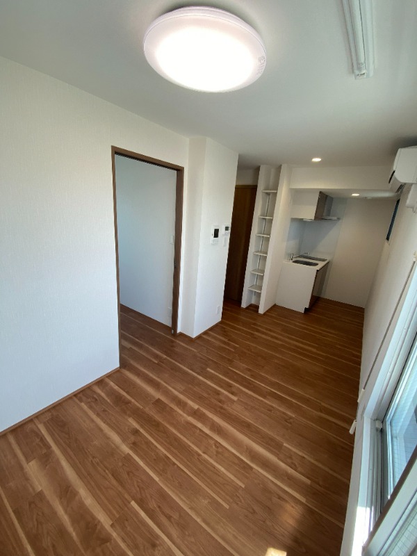 リビングルーム。遮るものがなく、窓から気持ちのいい日差しが入ってきます。