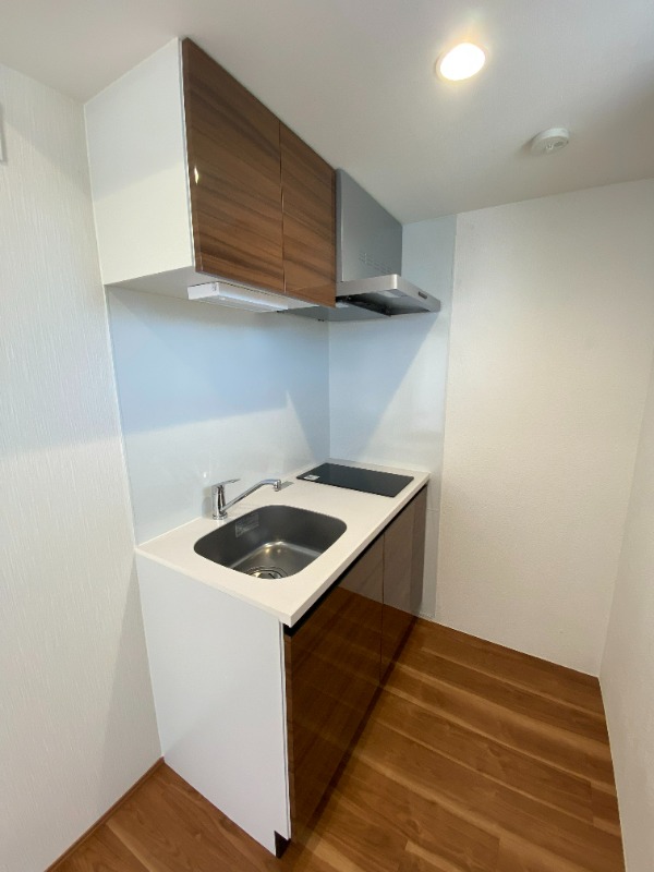 お部屋の色味に合わせた造りのキッチン