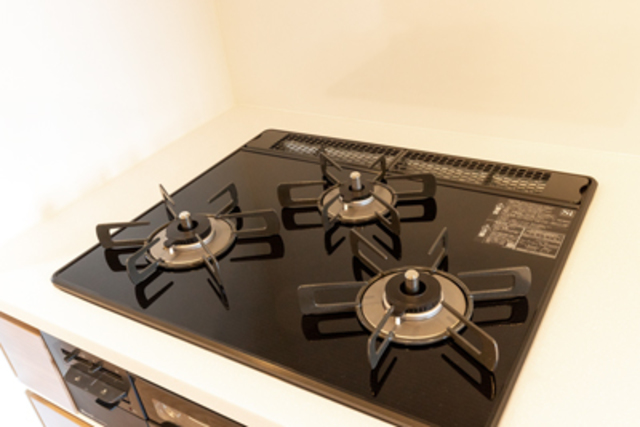 3口のガスコンロ付きです。
※写真は同タイプ住戸です。