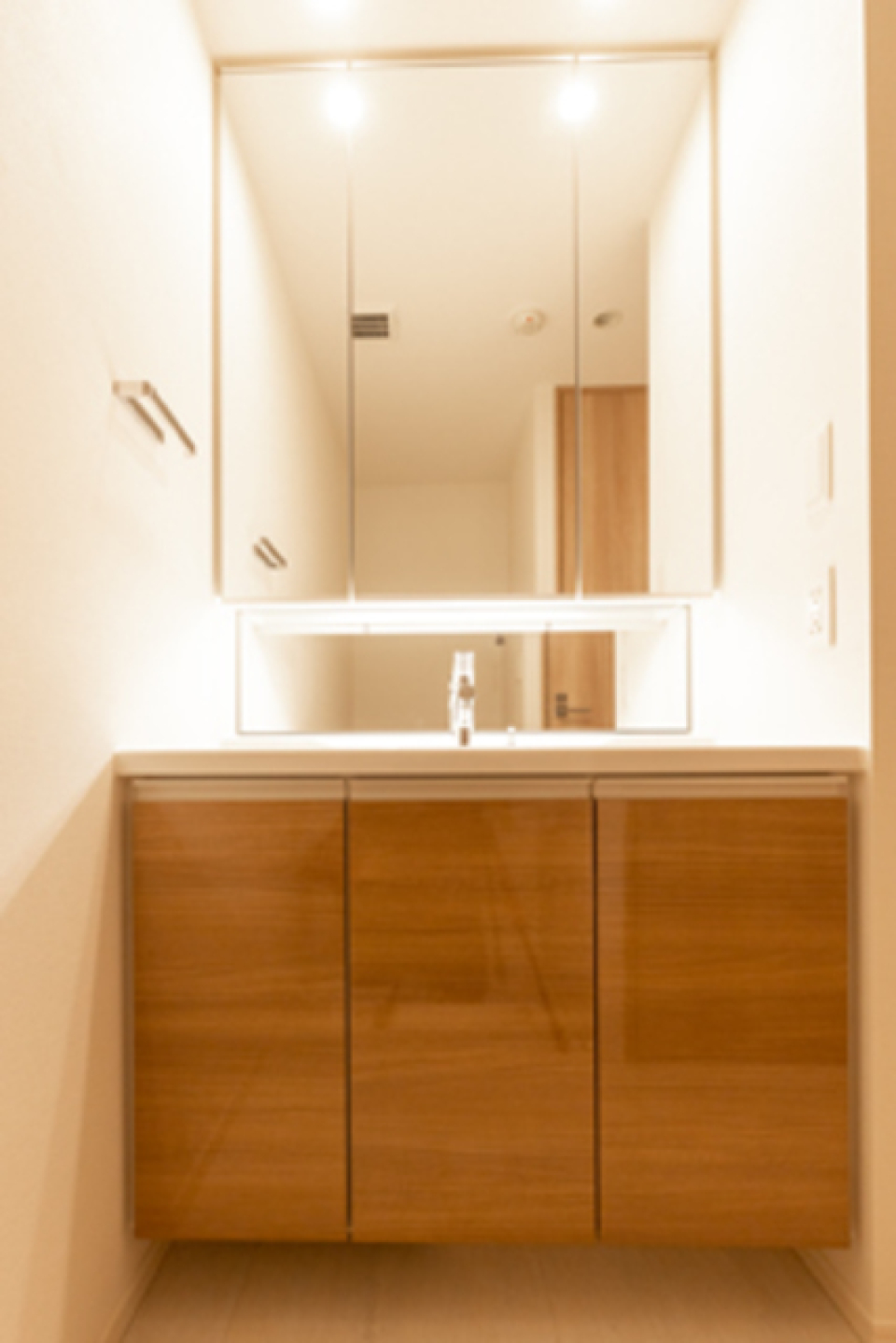 部屋の雰囲気とマッチした洗面台です。
※写真は同タイプ住戸です。