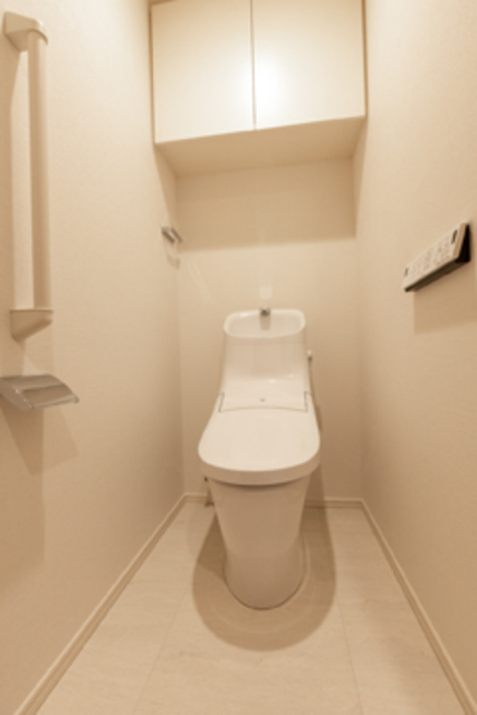 トイレです。嬉しい収納棚付きです。
※写真は同タイプ住戸です。