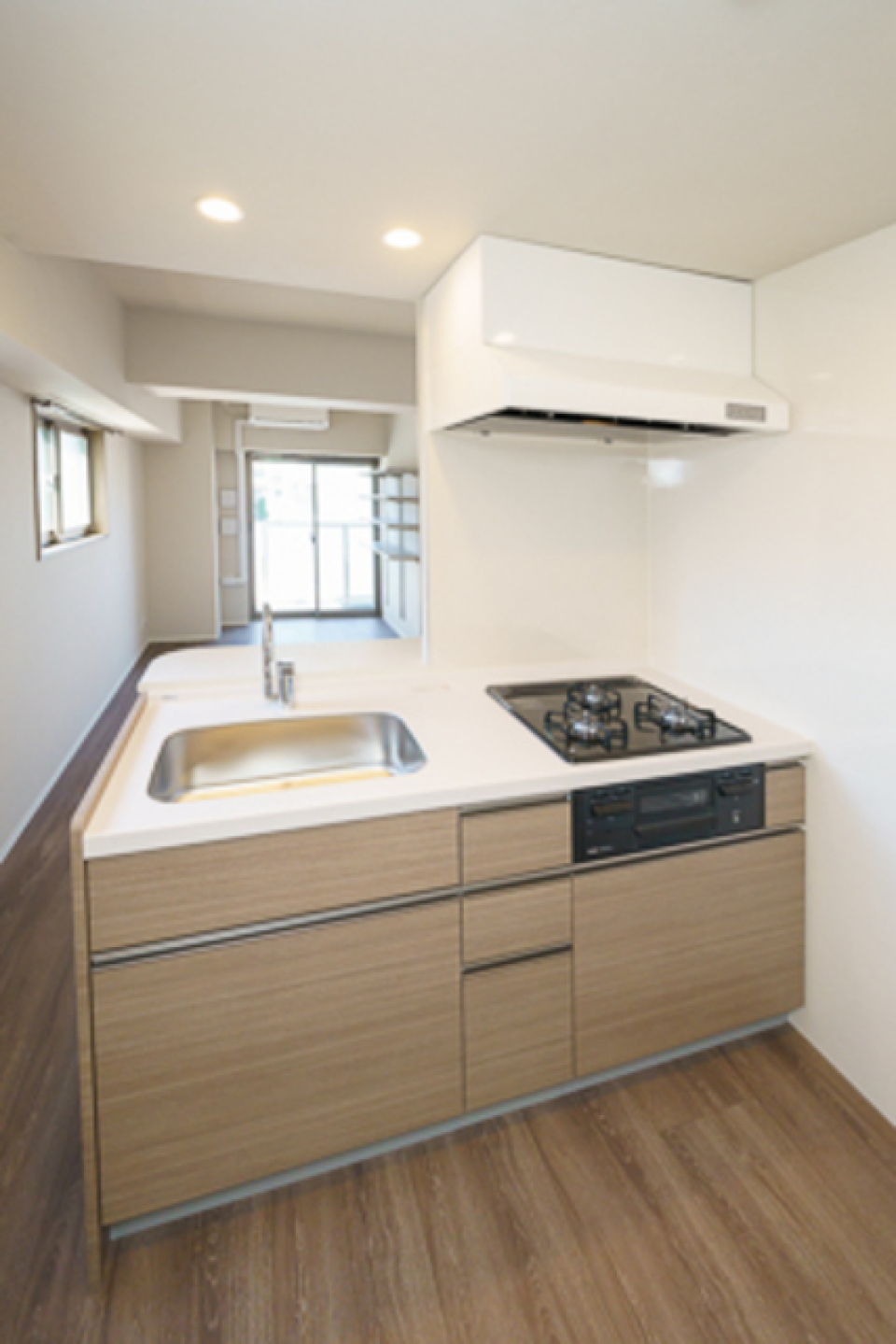 ３口コンロにグリルがついています。レンジフードもついているので、ステーキなど匂いのするものでも焼いて食べてみたくなっちゃう。※写真は同タイプ住戸です。