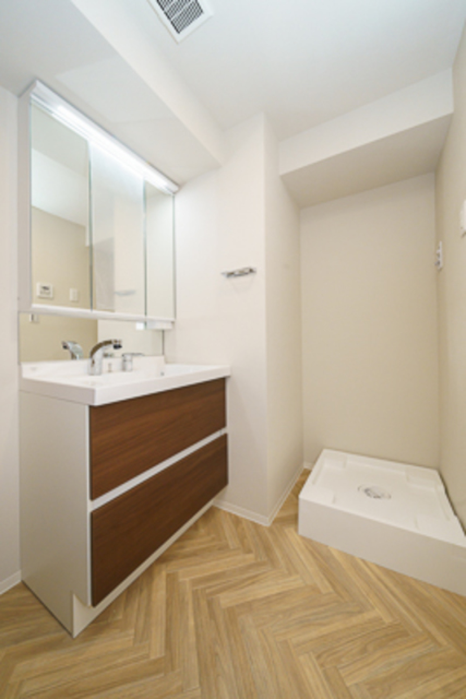 ヘリンボーンのフロアが海外風の洗面所を彷彿させます。※写真は同タイプ住戸です。