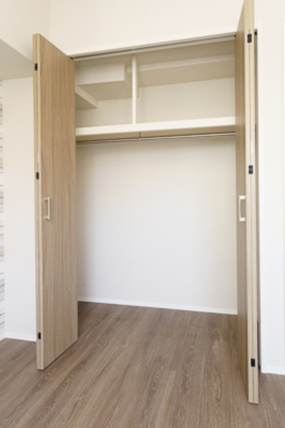 セクション分けがさせているクローゼットで、整理整頓がしやすそうですね。※写真は同タイプ住戸です。