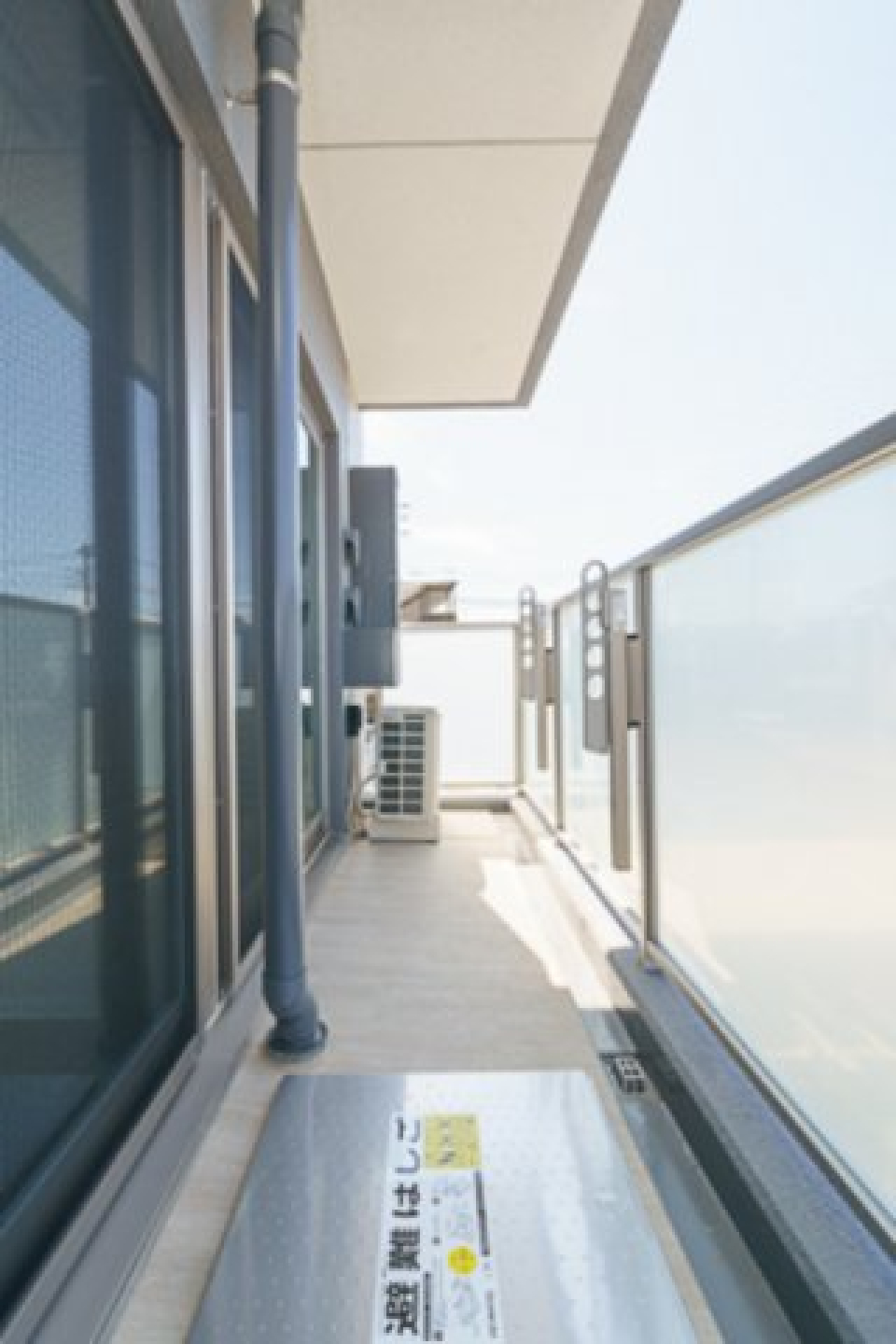 西向きのバルコニーだから、西陽を感じながら一杯もいいかもしれない。※写真は同タイプ住戸です。