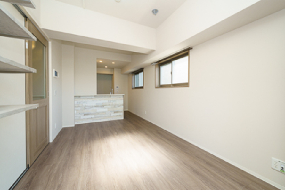 １２．０帖のダイニングキッチンです。太陽光が西と南から入ってくるので、明るい室内になります。※写真は同タイプ住戸です。