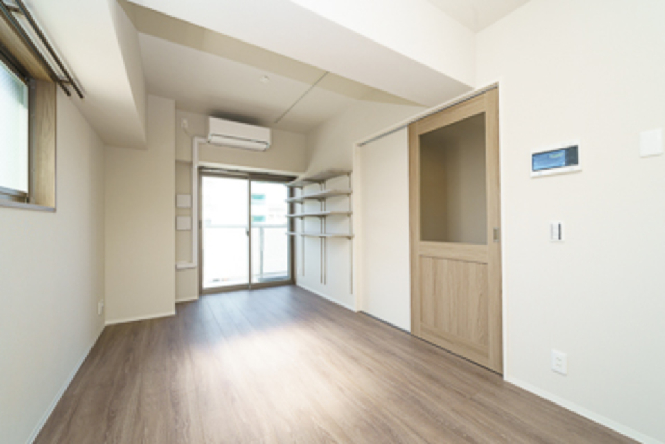 窓際には可動式の棚があるので、お気に入りのお着物などをおきたいですね。※写真は同タイプ住戸です。