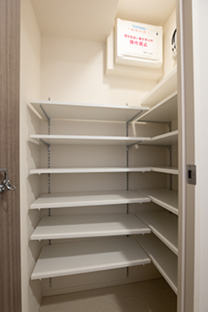 玄関横にはシューズインクローゼットがあり〼。※写真は同タイプ住戸です。