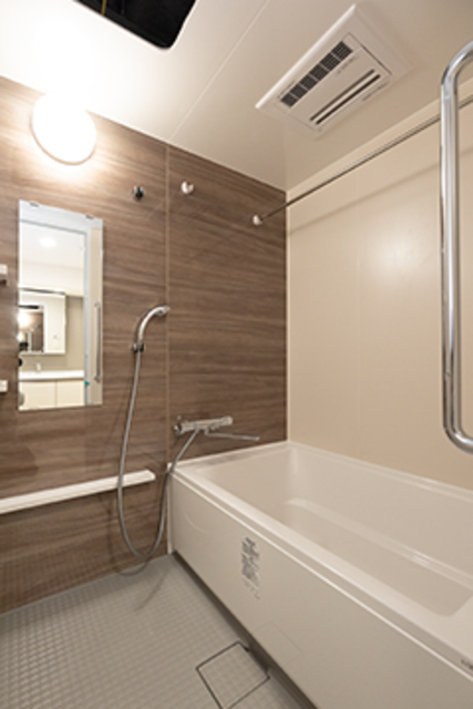 ナチュラルなパネルが導入された浴室です。※写真は同タイプ住戸です。