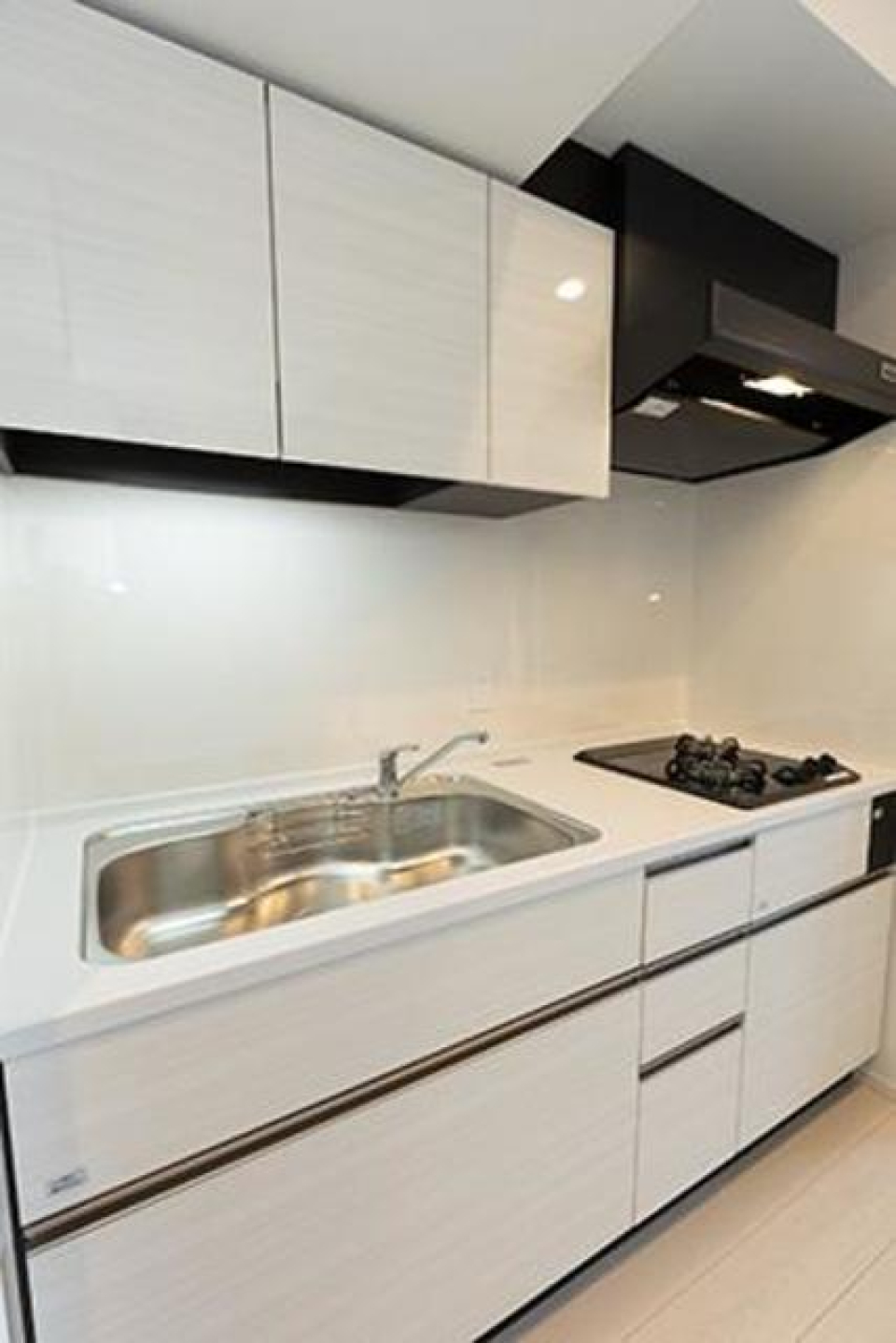 2口のガスコンロが導入されているキッチン。※写真は同タイプ住戸です。