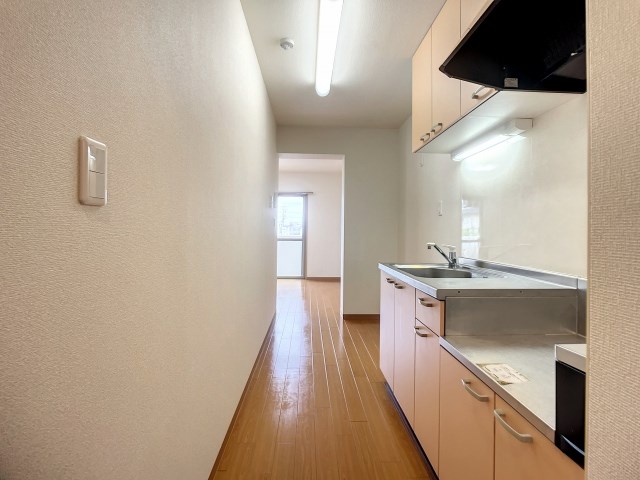 キッチンとリビングの間には扉がないので突き抜ける解放感！