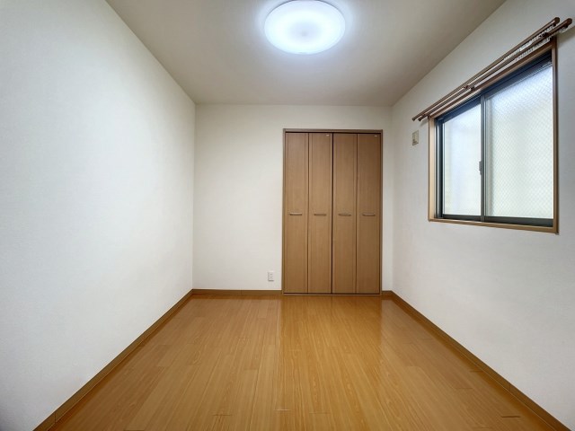 6帖の洋室。寝室にちょうどいい広さです！