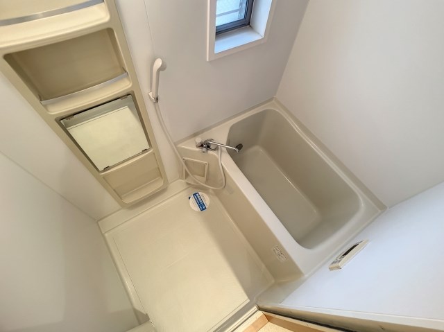 鏡付きのお風呂。小窓があるので湯船につかりながら空を観察できるかも。