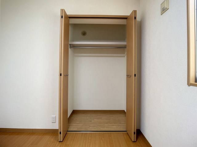 棚付きのクローゼット。奥行きもあるのでたくさん収納できそうです。