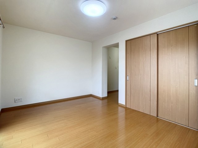 右側の扉から洋室へ。